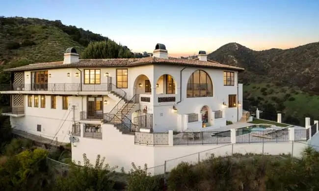 A landscape view of a high end rehab in Los Angeles that explains the benefits of what is luxury rehab.